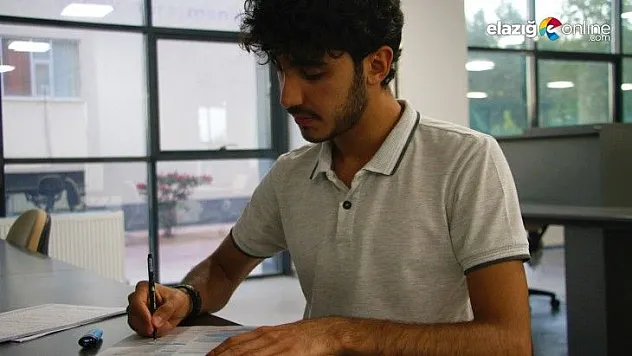 İnşaatında çalıştığı kütüphanede şimdi tıp fakültesi öğrencisi olarak çalışıyor