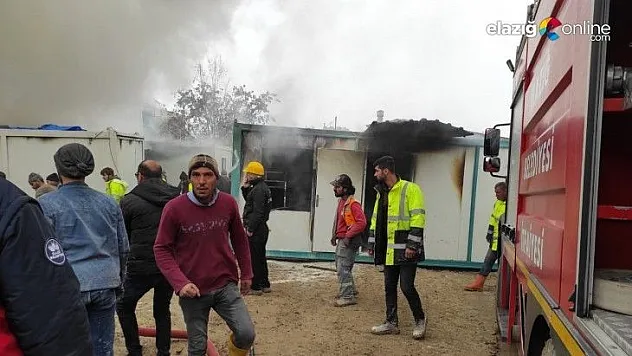 İşçilerin kaldığı 8 konteyner yanarak küle döndü