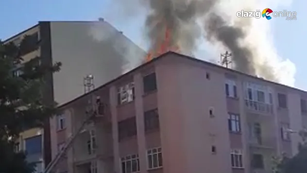 İstasyon Caddesi'ndeki bir binanın çatı katında yangın çıktı