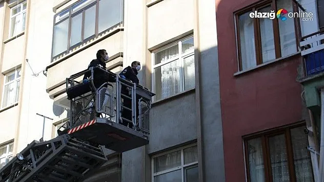 İtfaiye camı kırıp içeri girdiğinde cansız bedenle karşılaştı