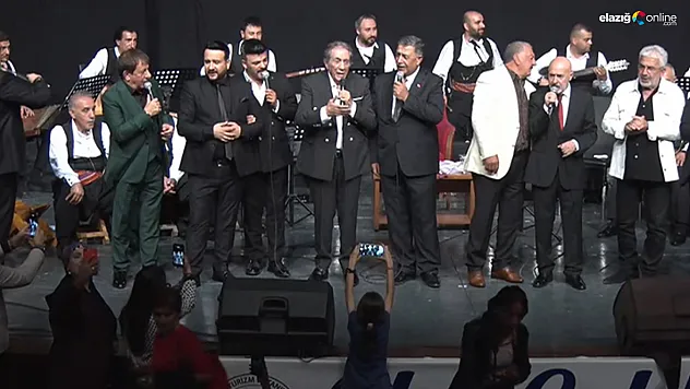 İzzet Altınmeşe, Elazığ'da Sevenleriyle Buluştu: Vefa Gecesinde Duygusal Anlar!