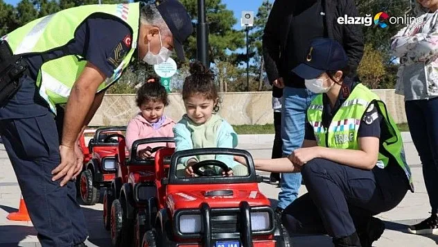 Jandarma ekipleri, çocuklara trafik eğitimi verdi