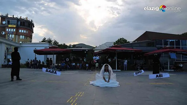 Kadına yönelik şiddeti sokak performansı ile protesto ettiler