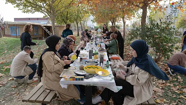 Kadınlar atölyede atıkları dönüştürüyor