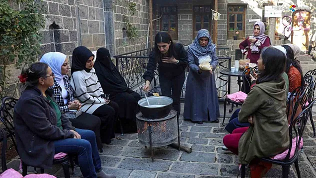 Kadınlar doğal şifa karışımlarını öğreniyor