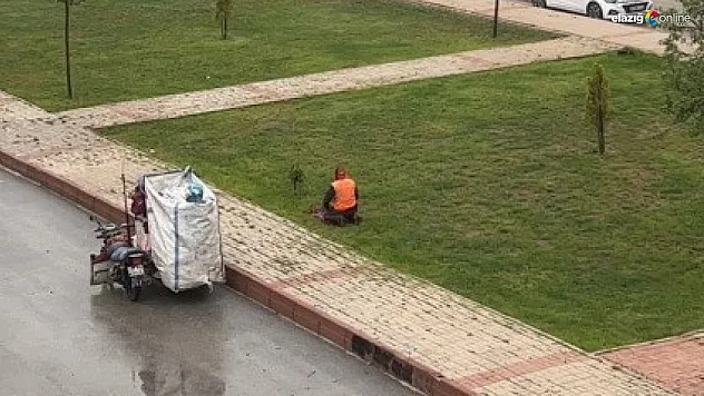 Elazığ'da kağıt toplayan adam duygulandırdı