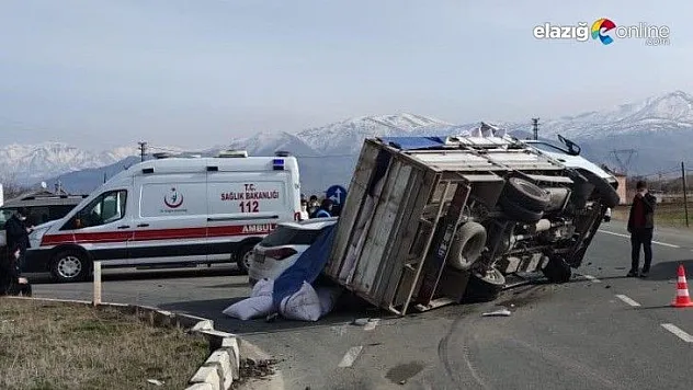 Kamyonet, otomobilin üzerine devrildi:2 yaralı