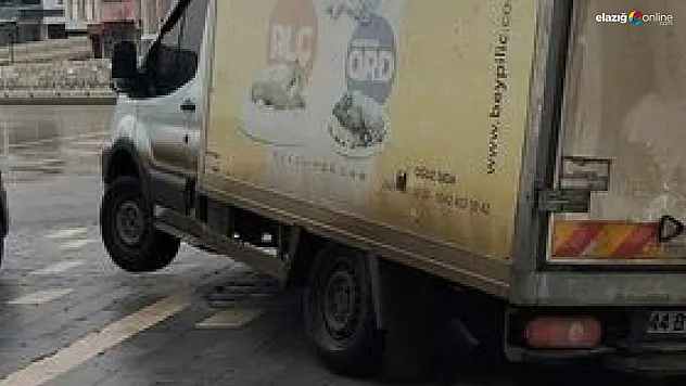 Aracı düştüğü çukurdan vatandaşlar çıkardı!