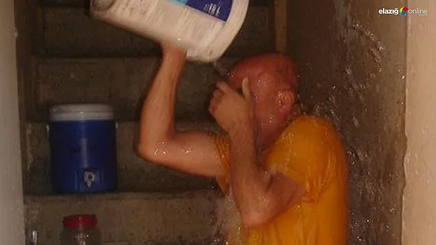 Karakoçan'da Sıcaktan Bunalan Esnafın Çözümü Görenleri Güldürdü!