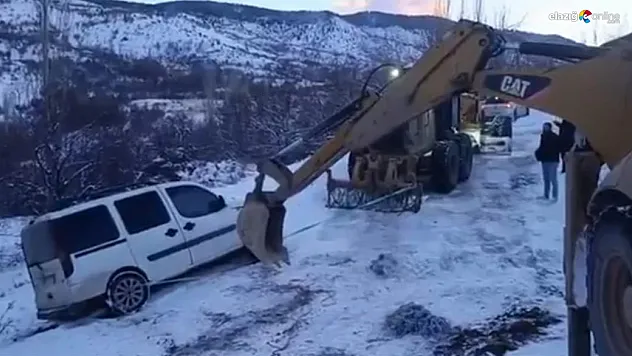 Elazığ'da kar yağışı ulaşımı vurdu: Kara saplanan aracı Özel İdare kurtardı