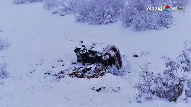 Karlı yolda kamyonet şarampole devrildi!