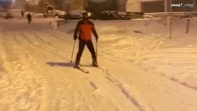 Kar yağışını fırsata çevirdi: Elazığ'da kayak keyfi şehir merkezine indi