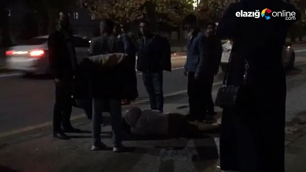 Kazada yaralanan kadının üzerini montlarıyla örttüler