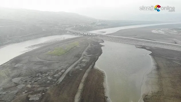 Keban Baraj Gölü'nü besleyen Murat Nehri adeta dereye döndü