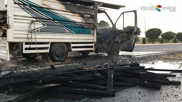 Kereste yüklü pikap alev alev yandı