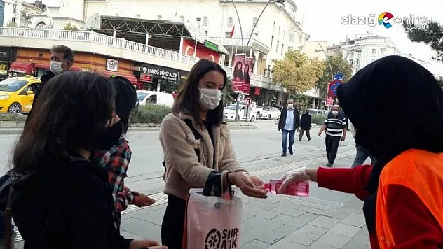 Kırmızı Montlular Mevlid Kandilinde Lokum ve Gül Suyu Dağıttı