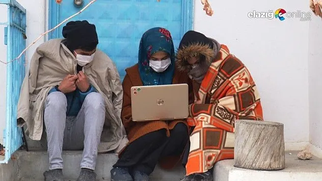 Kışın ortasında dışarıda canlı derse girmek zorunda kalıyorlar