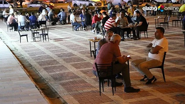 Kısıtlamaların kalktığı ilk akşamda Elazığlılar sokakları doldurdu