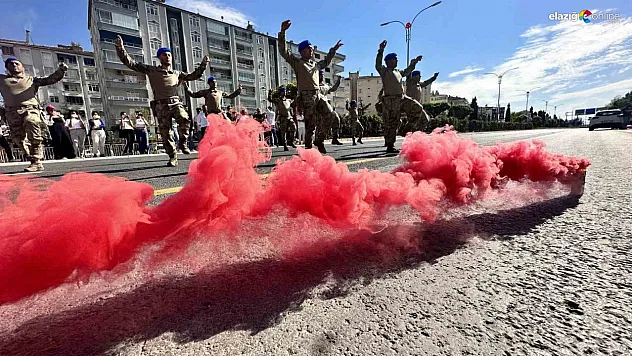 Komandolardan büyüleyen gösteri