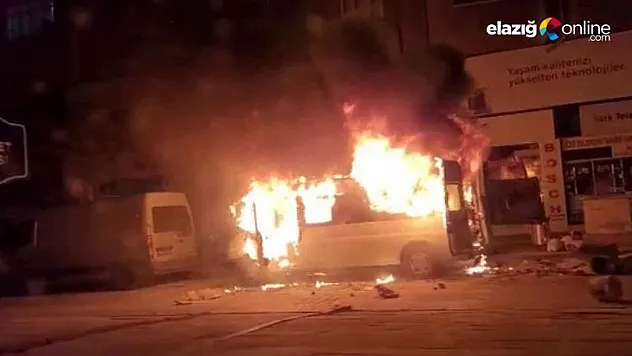 Sürücünün kontağı çevirmesiyle araç bir anda alev topuna döndü