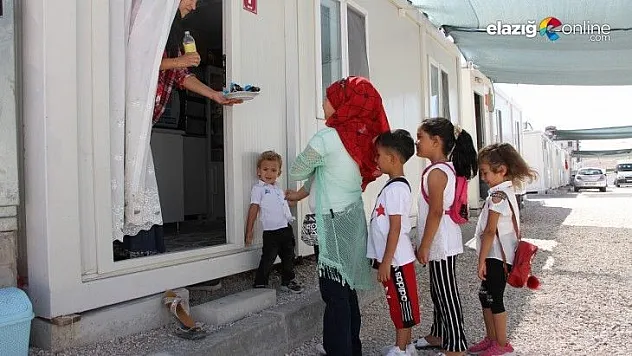 Konteyner kentlerde depremzede çocukların bayram sevinci