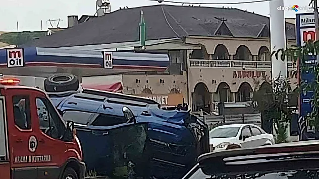Kovancılar'da kaza! Araç refüje çarparak ters döndü