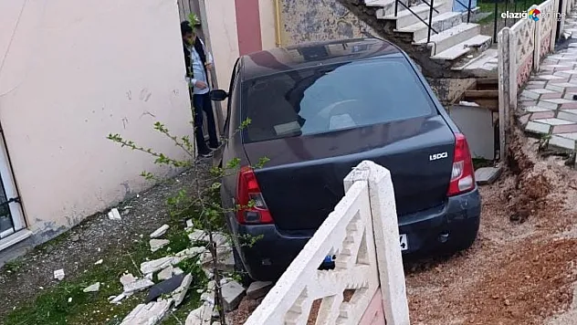 Elazığ Ulukent Mahallesi'nde Kaza: Otomobil Apartmanın Bahçesine Uçtu