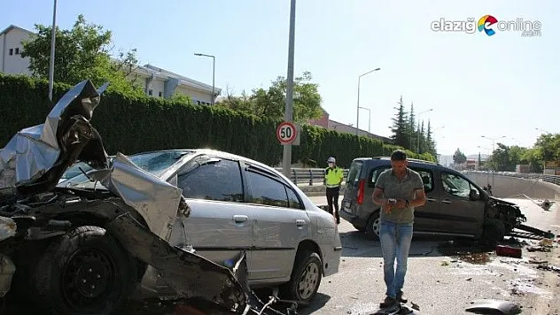 Kontrolden çıkan otomobil, direği söküp karşı şeritte araca çarptı: 1'i ağır 2 yaralı