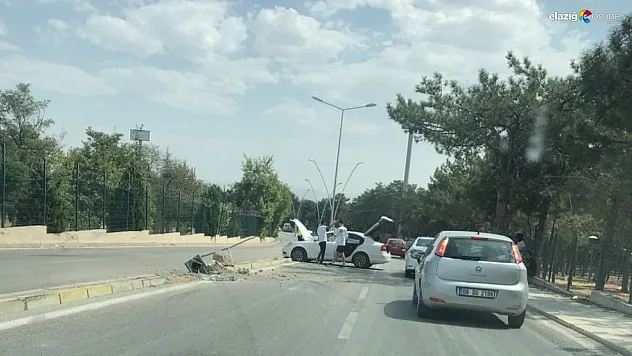 Kontrolden çıkan otomobil elektrik direğine çarparak durabildi!