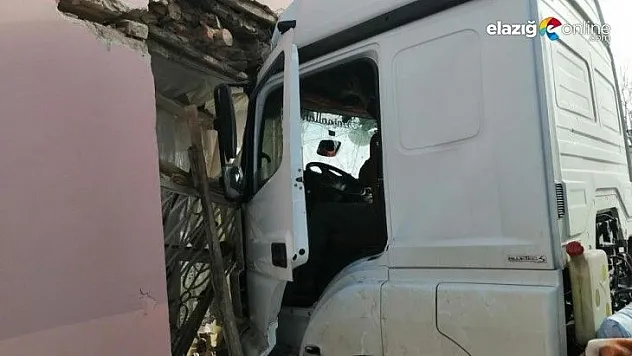 Kontrolden çıkan tır eve çarptı: 1 yaralı