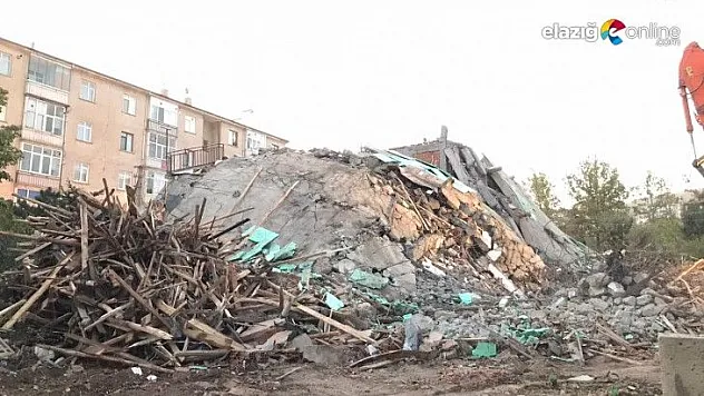 Kontrollü yıkımda hasarlı bina böyle çöktü