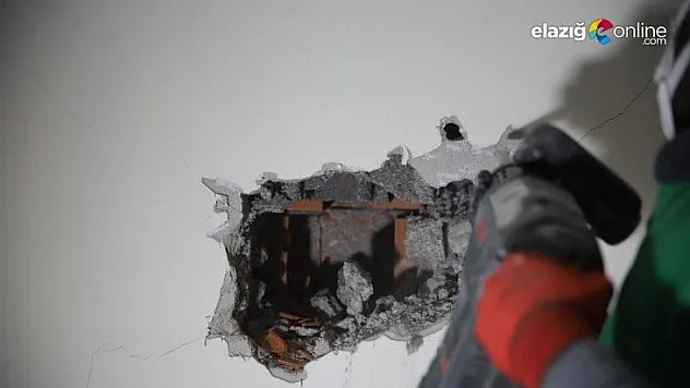 Konuttaki yüzeysel çatlak, çekiç ve beton delici ile kırım yapılarak gösterildi