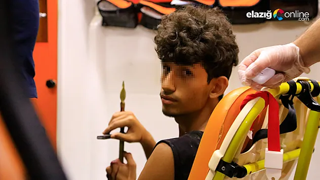 Korkuluk eline ok gibi saplandı