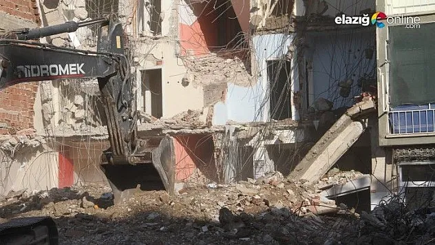 Korna sesi ve iş makinesi desteği ile yıkım gerçekleştirildi