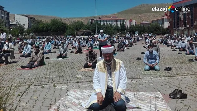 Kovancılar'da cuma namazı meydanda kılındı