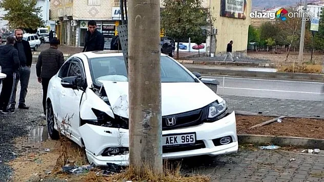 Kovancılar'da direğe çarpan otomobilin sürücüsü yaralandı