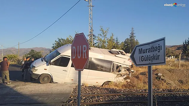 Kovancılar'da yük treni minibüse çarptı!