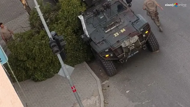 Kovancılar'da Şiddetli Fırtına: Askeri Araç Ağaç Dallarının Altında Kaldı!