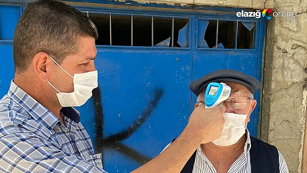 Köy muhtarı kapı kapı gezerek ateş ölçüyor, maske dağıtıyor