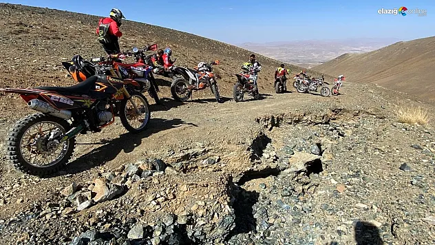 Kros motosikletleriyle sürüş yaparak adrenalin dolu bir gün geçirdiler
