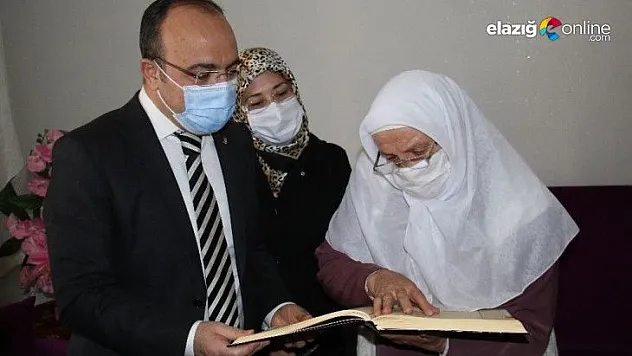 Kur'an-ı Kerim okumak için okuma yazma öğrenen Halime nineye anlamlı hediye