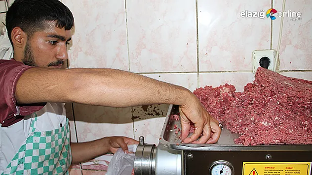 Kurban kesimlerinin ardından kasapların kıyma mesaisi başladı