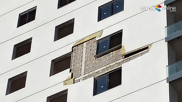 Kuvvetli Rüzgar, İkiz Kulelerin Duvar Kaplamalarını Söktü