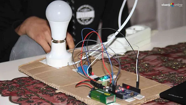 Lise öğrencisi, sese duyarlı lamba geliştirdi