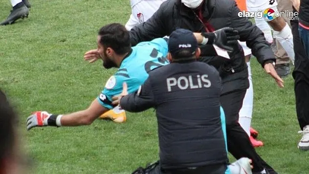 Maçın hakemi tansiyonu yükseltti!