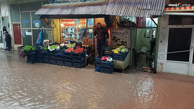 Maden'de iş yerlerini su bastı! Vatandaşlar zor anlar yaşadı