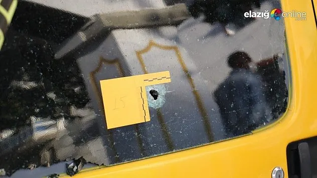 Magandalar sokakta silahla ateş açtı, kurşunlar 2 araca isabet etti