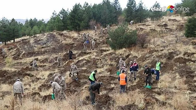 Mehmetçik, şehit ve depremde hayatını kaybedenleri unutmadı