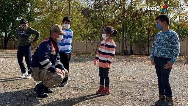 Mehmetçik yıpranmış bayrağı değiştirip, öğrencileri ziyaret etti