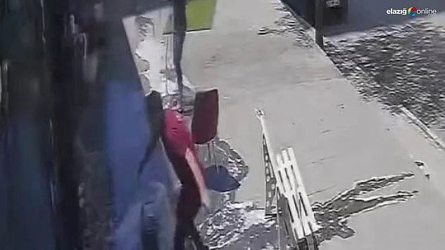 Bir anda kendini yerde buldu!